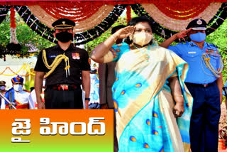 telangana-governor-tamilisai-soundararajan-hoisted-national-flag