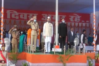 Minister Umesh Patel hoisted the flag in bilaspur