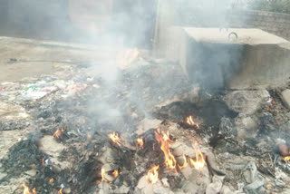 fire broke in garbage dump near najafgarh to nangloi main road
