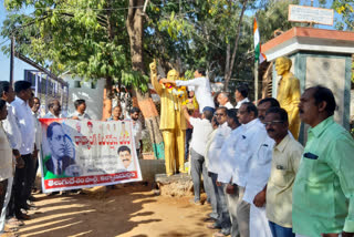 కళ్యాణదుర్గంలో అంబేడ్కర్ విగ్రహానికి పాలాభిషేకం