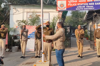 additional SHO hoisted national flag at Neb Sarai police station