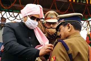 पुलिसकर्मियों को किया गया सम्मानित.