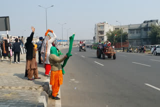 Womens supported farmers by showing a scarf near Akshardham temple in Delhi