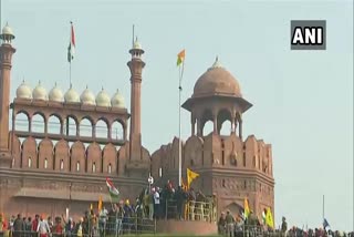 A protestor hoists a flag from the ramparts of the Red Fort in Delhi  കർഷക കോട്ടയായി ചെങ്കോട്ട  ചെങ്കോട്ട  ന്യൂഡൽഹി  കർഷക പ്രതിഷേധം  രാജ്യതലസ്ഥാനം  ഡൽഹി  Red Fort  Red Fort in Delhi  Delhi  flag  ചെങ്കോട്ട പതാക  പതാക