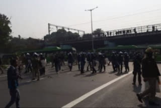 clash between police and samajwadi party workers during tractor rally