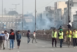 police disperse tear gas on farmers at nangloi chowk