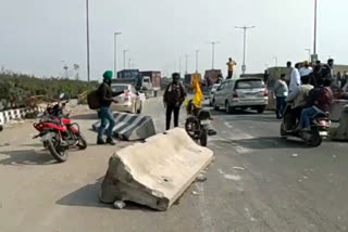 Farmers enter Delhi by breaking barricades