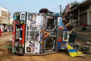 Truck overturned in bemetara