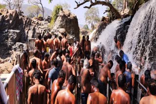 Dharmapuri  ஒகேனக்கல்லில் குவிந்த சுற்றுலாப் பயணிகள்  ஒகேனக்கல்  hoganakkal  Tourists congregate at hoganakkal