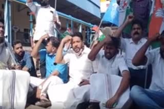 Support for peasant prote  Youth Congress activists blocked the train  കർഷക പ്രതിഷേധത്തിന്‌ പിന്തുണ  യൂത്ത് കോൺഗ്രസ് പ്രവർത്തകർ പാലക്കാട് ട്രെയിൻ തടഞ്ഞു  പാലക്കാട്‌ ട്രെയിൻ തടയൽ വാർത്ത  യൂത്ത് കോൺഗ്രസ് പ്രവർത്തകർ