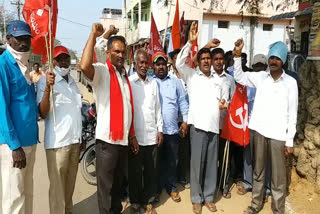 telangana-farmers-association-tractors-protest-in-mulugu-district