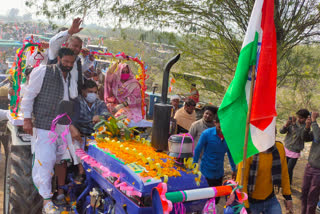 जाहिदा खान ने निकाली विशाल ट्रैक्टर रैली, Zahida Khan took out huge tractor rally
