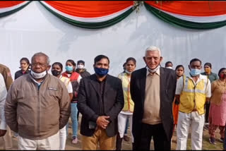 civil defence  warden getting award in delhi