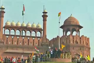 Sikh religious flag was hoisted by protesters at Red Fort