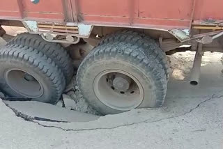 poor construction of sewerage in Chittorgarh, truck Sunken on road