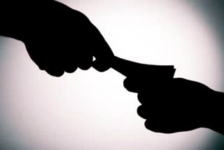 jail officials held for accepting bribe  Gujarat Anti-Corruption Bureau  Galapadar district jail in Kutch district  குஜராத் ஊழல் தடுப்பு பிரிவினர்  ஜெயில் சூப்பிரண்டு கைது  சிறை கண்காணிப்பாளர்  சிறை பாதுகாவலர்