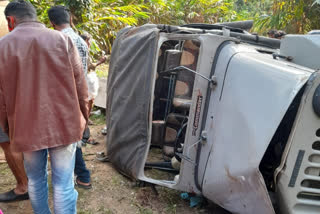 10 labours injured in vehicle accidents at Bison Valley  accidents at Bison Valley  തൊഴിലാളി വാഹനം മറിഞ്ഞ് തൊഴിലാളികൾക്ക് പരിക്ക്  ബൈസണ്‍വാലി കോമാളിക്കുടിക്ക് സമീപം അപകടം