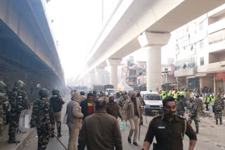 Police tries to stop farmers