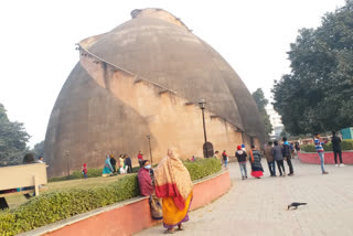 गोलघर में जुटे पर्यटक