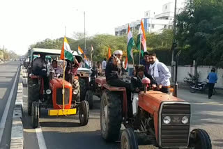 किसानों ने निकाली ट्रैक्टर परेड, Farmers took out tractor parade
