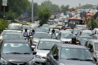 Heavy traffic jam at Delhi Noida Direct Flyway