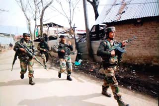 Militants attack security forces in Kulgam, 04 army soldiers injured