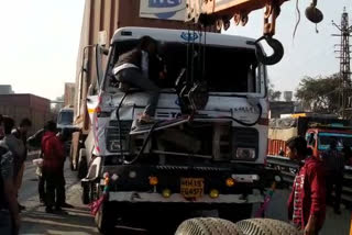 बस को ट्रक ने मारी टक्कर, Truck collides with bus in dholpur