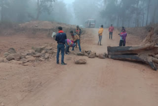 Naxalites road jam on Narayanpur-Orchha road