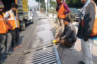 PWD maintaining broken divider at ITO in delhi