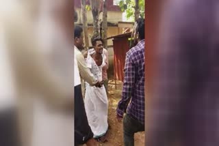 Young man brutally beaten by locals in kollam  Young man brutally beaten by locals Misunderstood as bike thief  ബൈക്ക് മോഷ്ടാവെന്ന് തെറ്റിദ്ധരിച്ച് യുവാവിന് ക്രൂര മർദനം  കൊല്ലത്ത് യുവാവിന് മർദനം