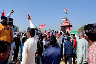 People burnt effigies of farmers, राजस्थान हरियाणा बॉर्डर पर किसानों का विरोध