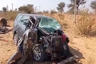 ट्रोला और कार में जबरदस्त टक्कर, Trolla and car collided in Fatehpur