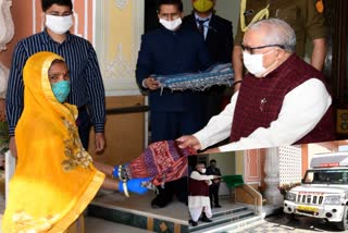 governor distributed 2000 shawls to the needy, जरूरतमंदों को बांटे शॉल