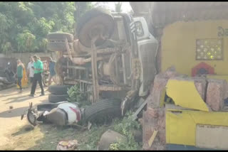 tippar-lorry-accident-in-karwara-news