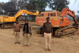 पोकलेन जब्त करती पुलिस