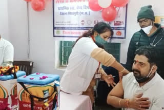 Corona vaccine injected to lab technician Rajkumar Kankar in Shivpuri