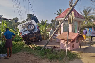 Five persons were injured vehicle overturned at Kambammet Idukki