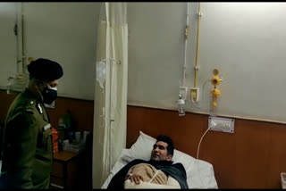 delhi-police-commissioner-meets-injured-policeman-in-hospital