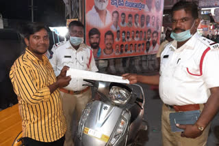 sangareddy traffic police Captured bile for not paying Challan