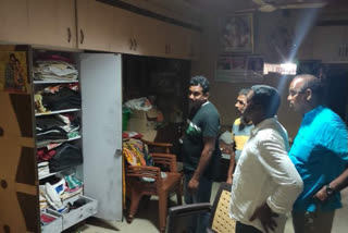 Theft at the merchant's house gold and silver jewelery in jammikunta karimnagar