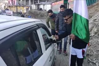 para athelete virender singh awaring people about road safety in sirmaur