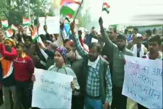 Group of people claiming to be locals gather at Singhu border