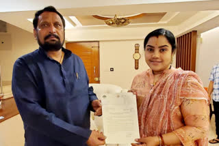 Tara Anuradha and Minister Lakshmana Savadi