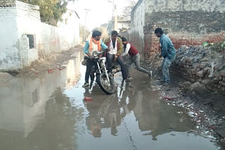 waterlogging at ranhola nilothi road in delhi