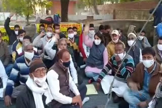 कांग्रेसी पार्षद बैठे धरने पर, Congress councilors sit on protest