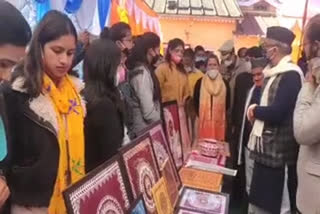 cm-came-forward-to-promote-aipan-arts-in-uttarakhand