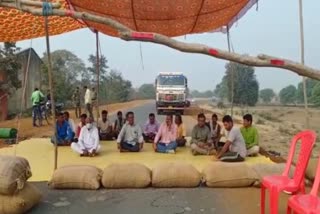 Golamunda farmers block road over non purchase of paddy