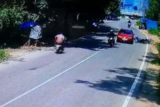 thiruvananthapuram couple bike accident cctv visuals  ദമ്പതികള്‍ സഞ്ചരിച്ച ബൈക്കില്‍ കാറിടിച്ചു  ദമ്പതികള്‍ സഞ്ചരിച്ച ബൈക്ക് അപകടം  thiruvananthapuram bike accident cctv visuals  bike accident cctv visuals  തിരുവനന്തപുരം വാര്‍ത്തകള്‍