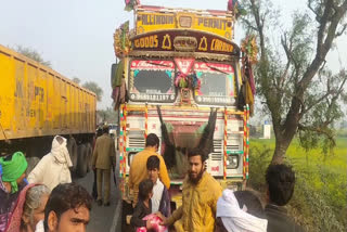 Truck crushes bike rider, ट्रक ने बाइक सवार को कुचला