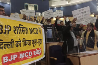 Uproar between BJP and AAP councilors in EDMC meeting